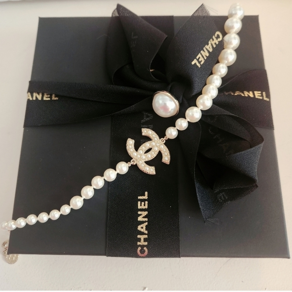 ❌️SOLD DIRECTLY ❌️CHANEL 100th Anniversary Pearl + Charm Necklace - Picture 5 of 16